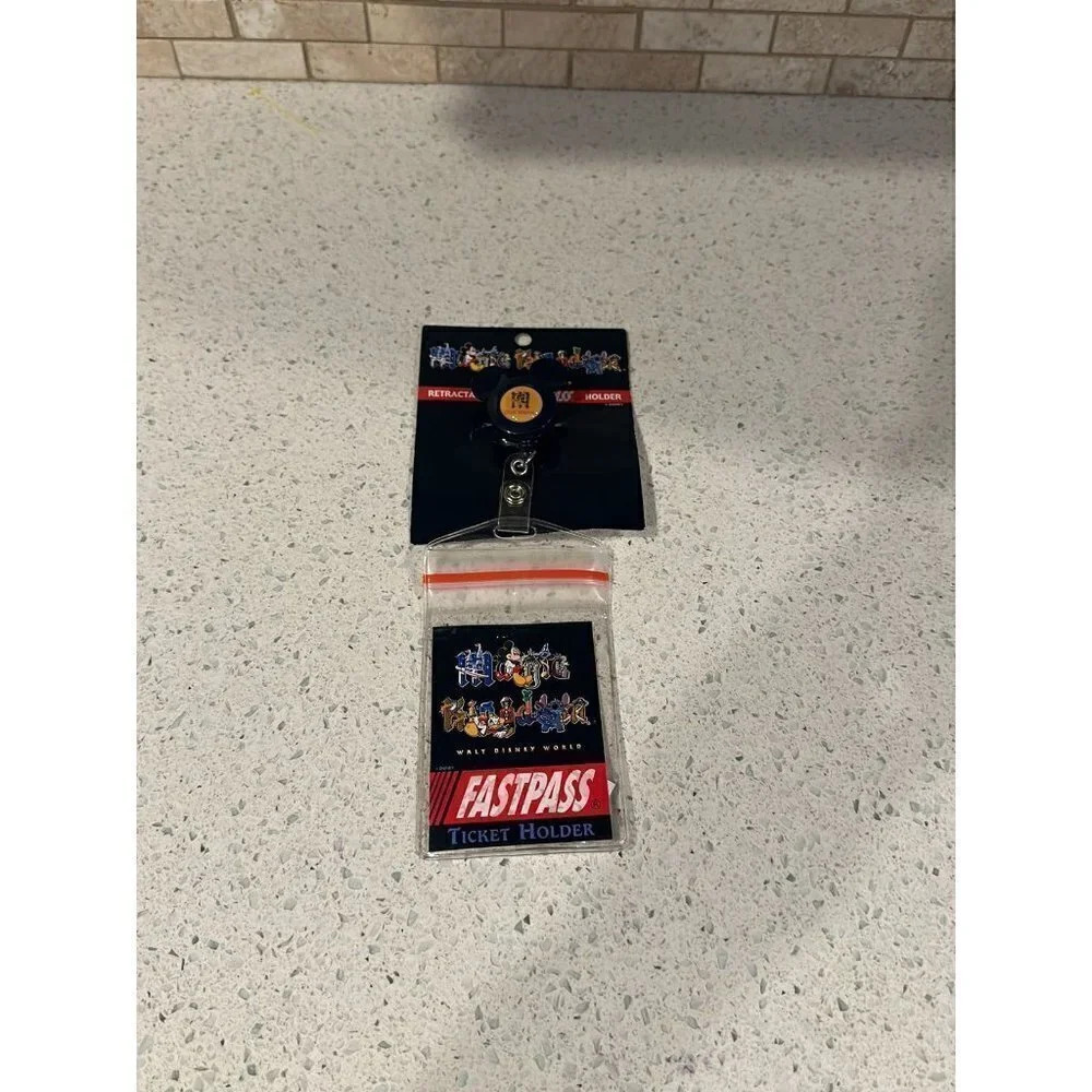 Rare walt disney world retractable fastpass holder sc‎